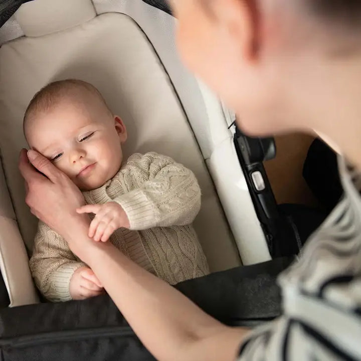 Nuna TRIV & SWIV Bassinet + Stand