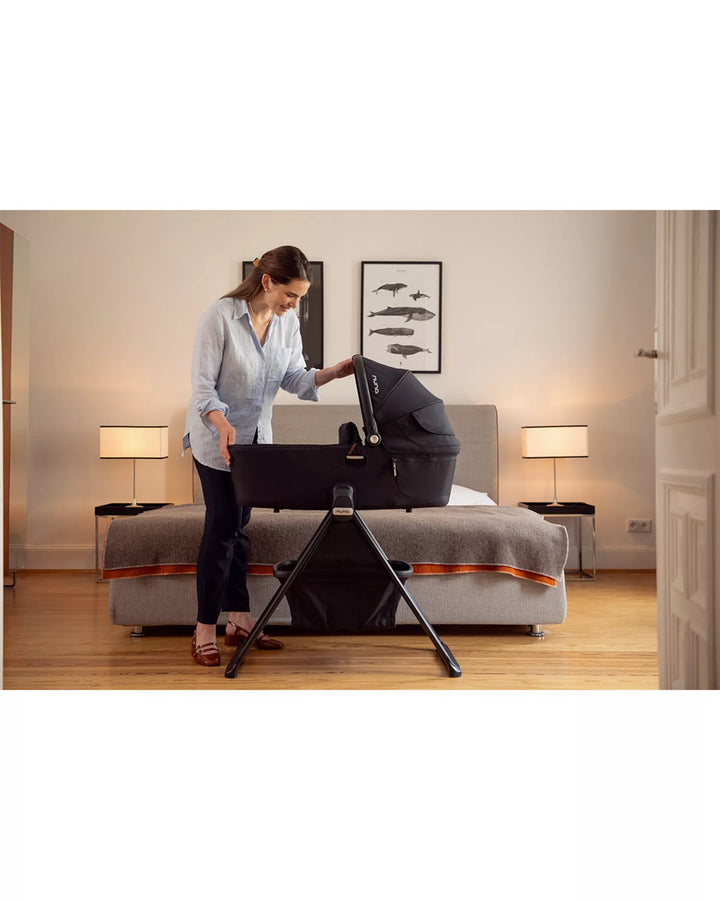 Nuna Demi Next/Icon Bassinet + Stand