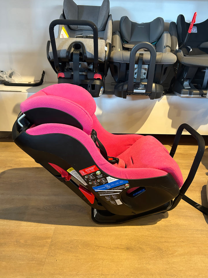 Clek Fllo Convertible Seat - Flamingo | FLOOR SAMPLE