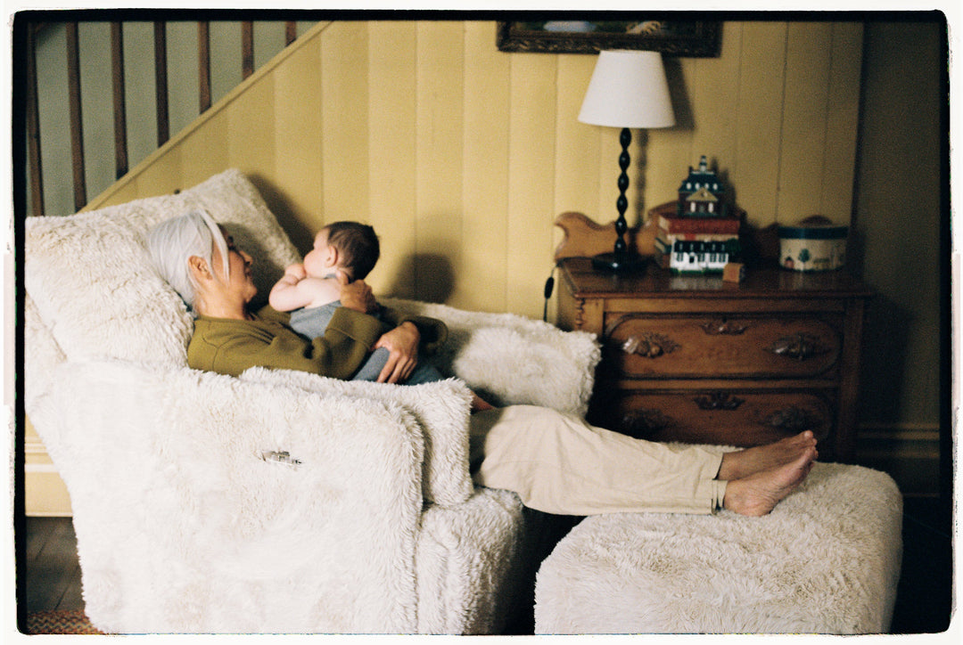 Oilo - Ollie: a Chair and a Half Swivel Nursery Glider -Aussie