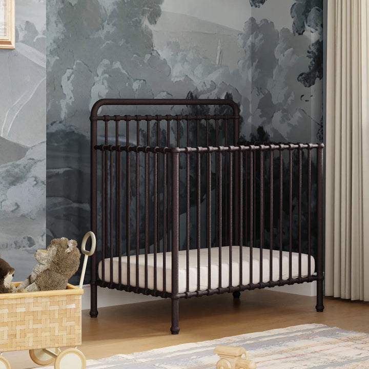 Naemsake Winston 4-in-1 Convertible Mini Crib