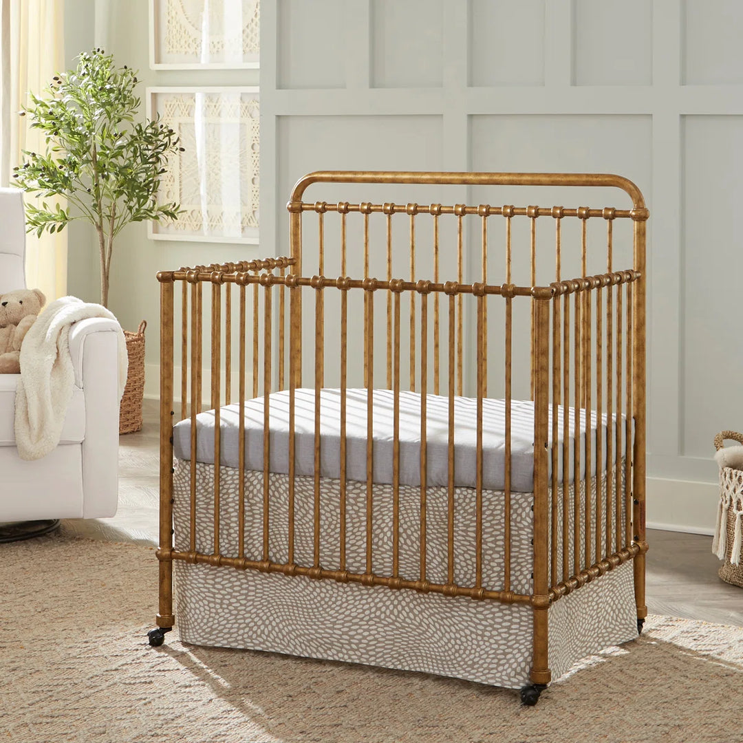 Naemsake Winston 4-in-1 Convertible Mini Crib