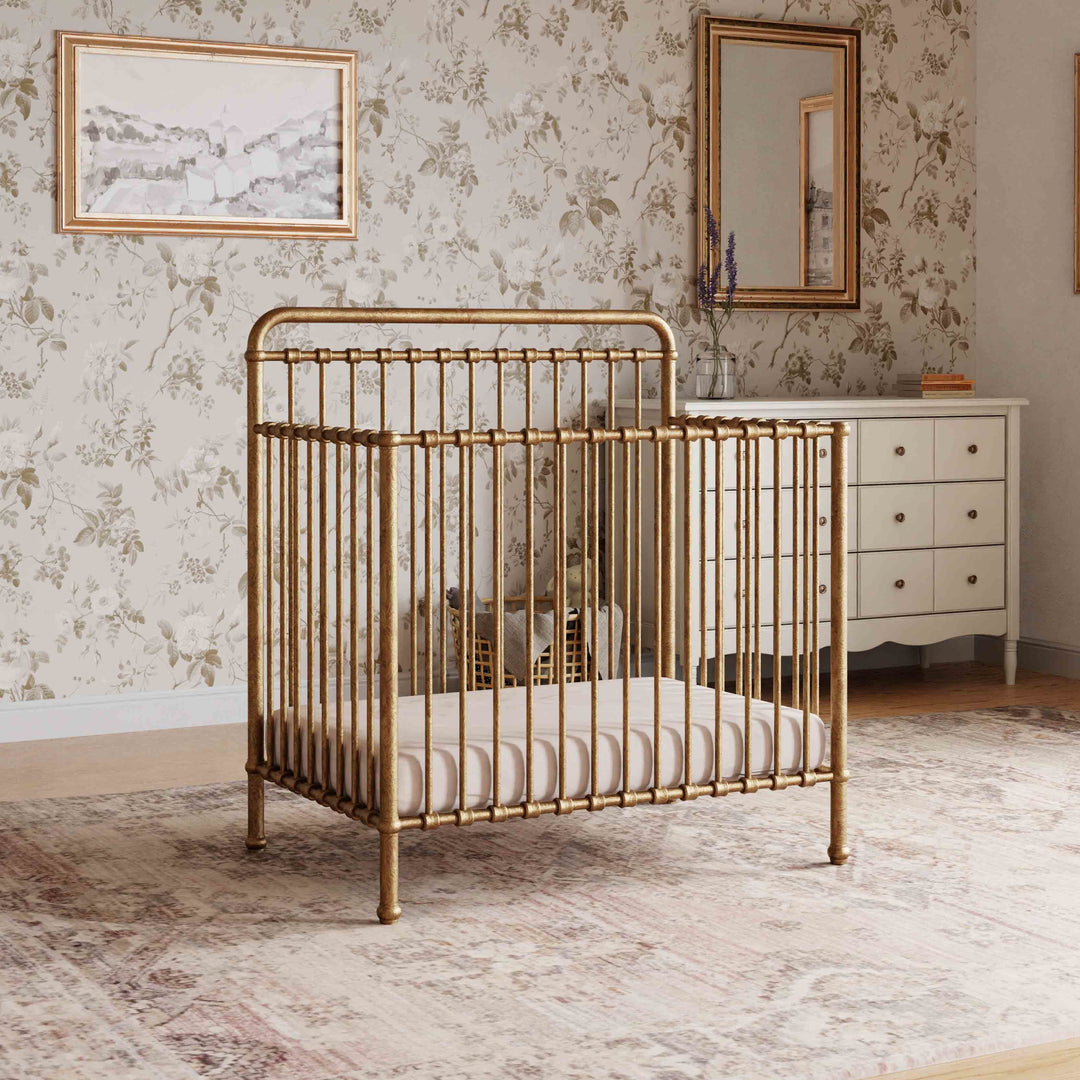 Naemsake Winston 4-in-1 Convertible Mini Crib