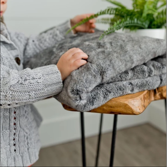 Saranoni Grand Faux Fur Receiving Blanket