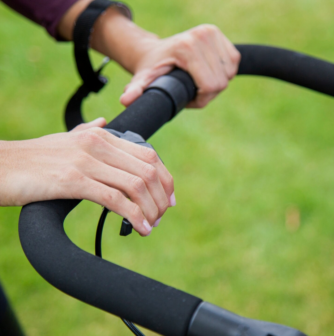 Stroller with top handbrake